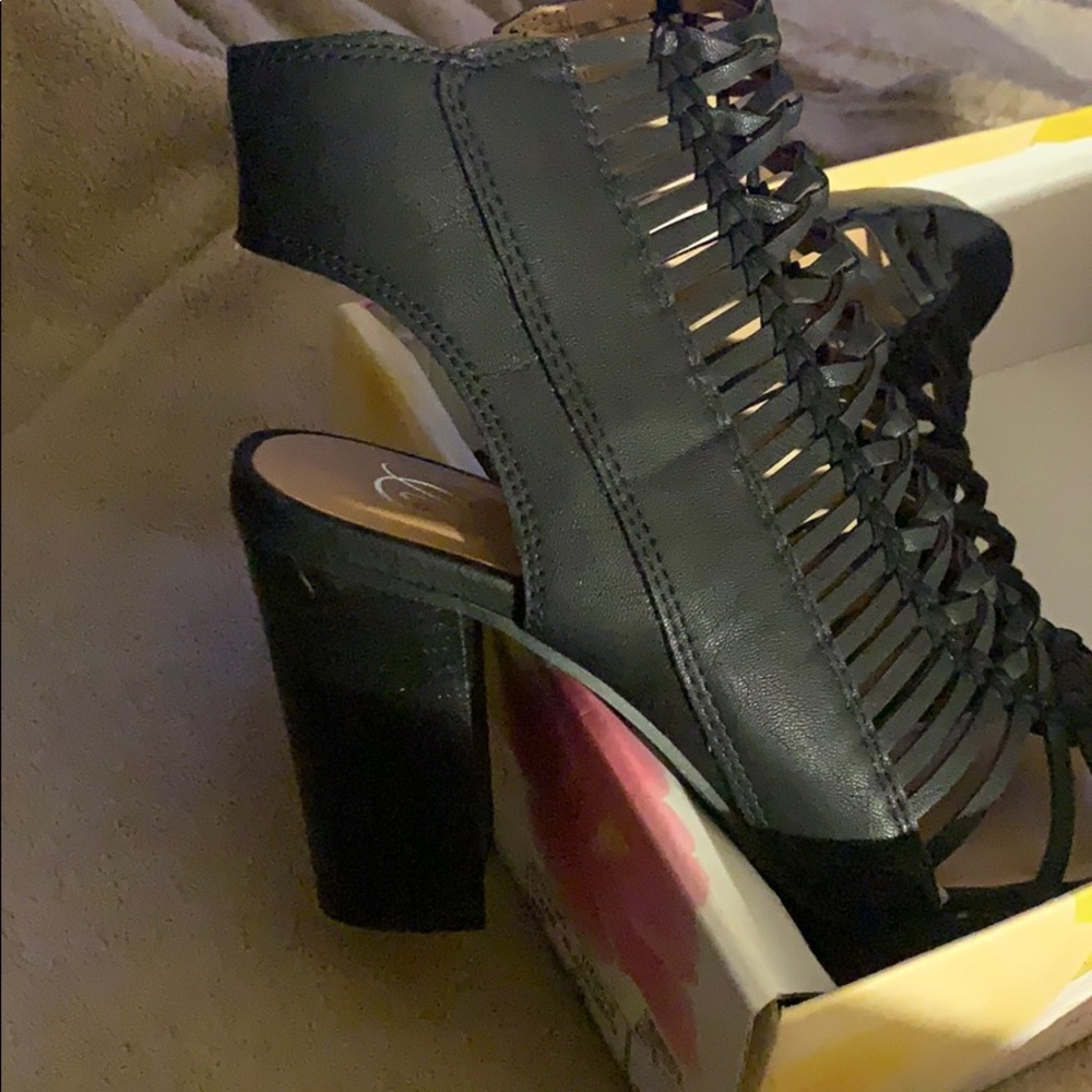Shoes - Picture 3 of 4